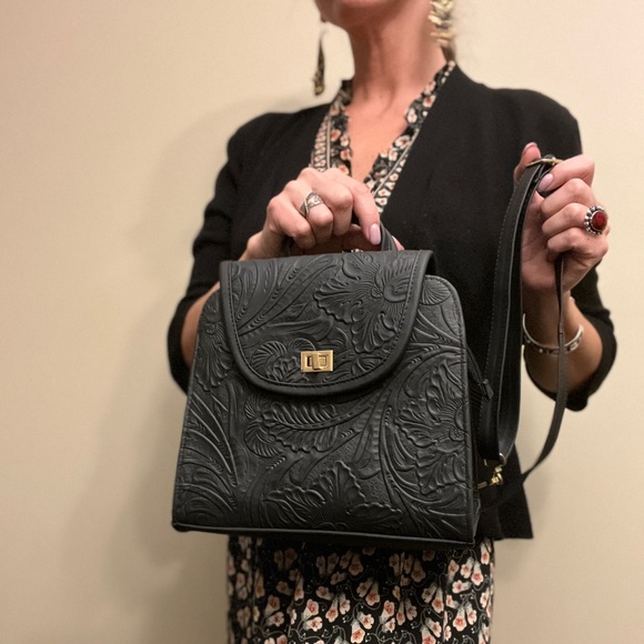 Hand carved genuine leather backpack - Picture 11 of 13